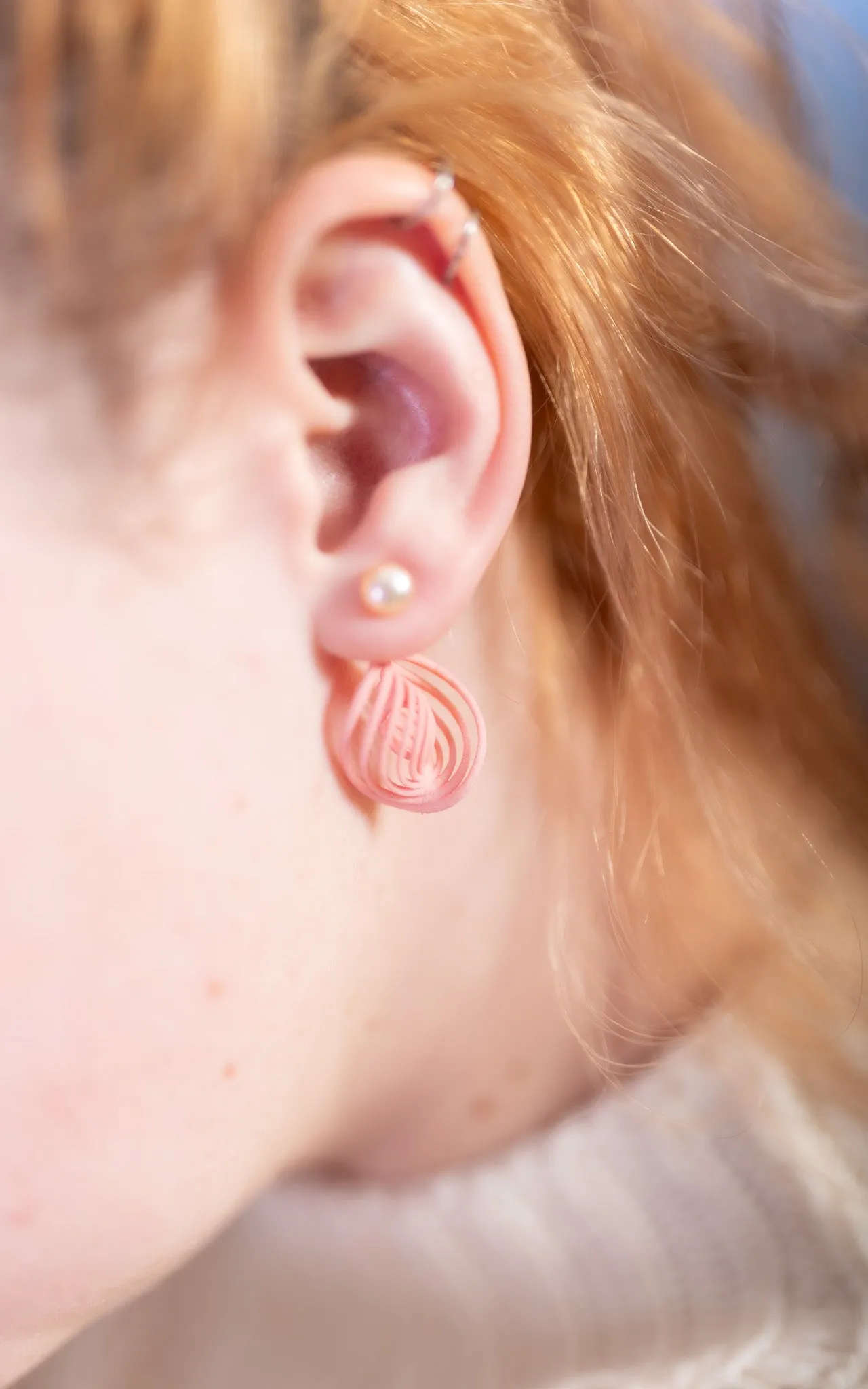 Les boucles d'oreilles NEBULA et perles d'eau douce