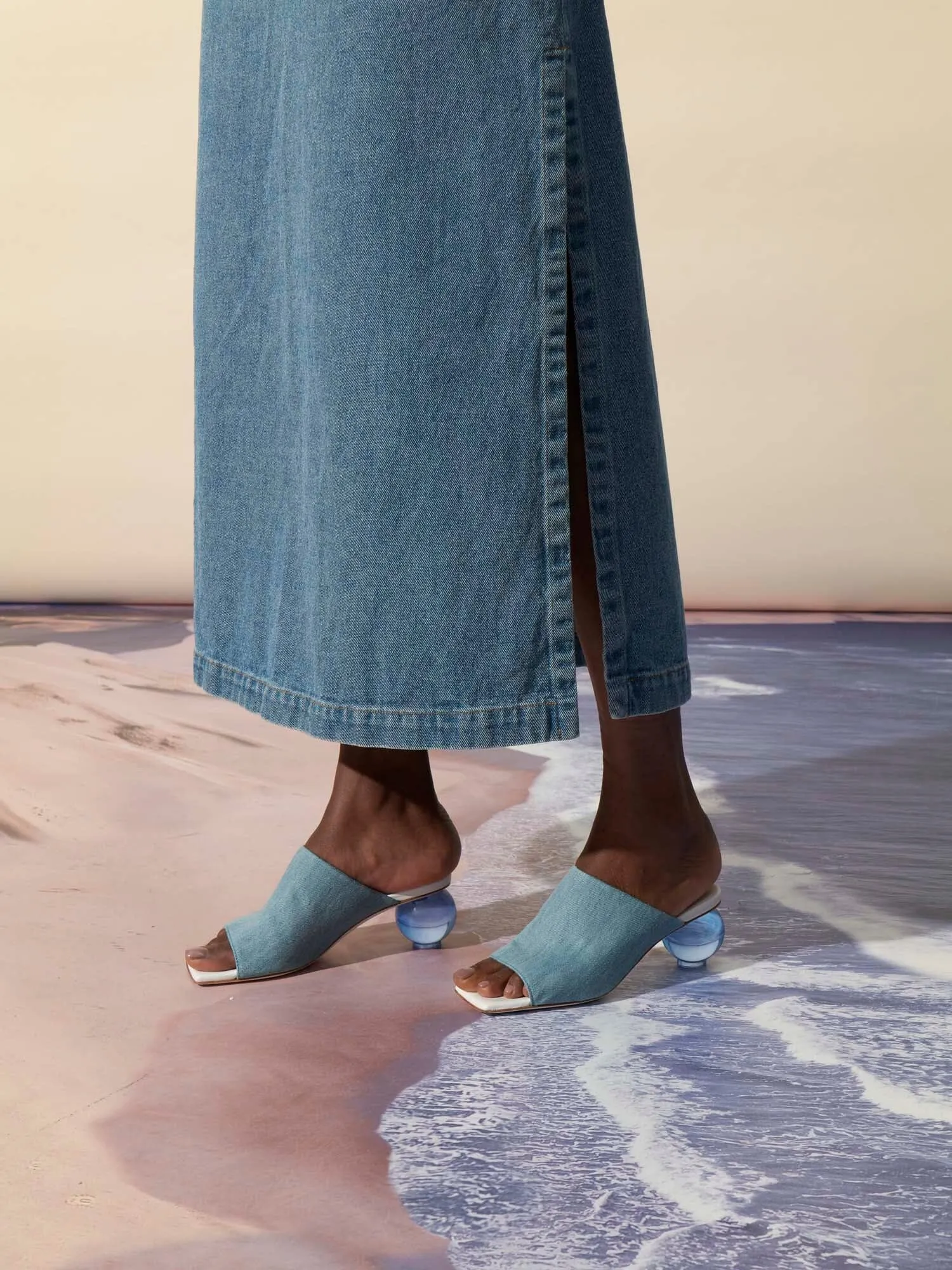 PAROS - Mules à talons sphériques en plexi et large bride en denim délavé Bleu